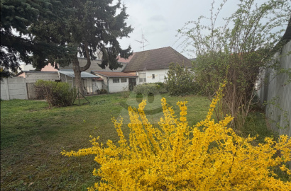 Na predaj Útulný 3-izbový rodinný domčk s priestrannou garážou v Komárne.